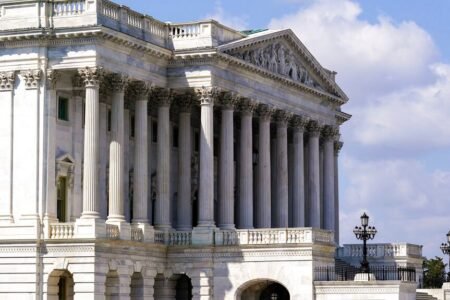 Bill to ban Congress stock trades clears Senate committee
