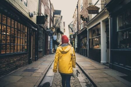 With a spare £350, here’s how I’d start buying shares today