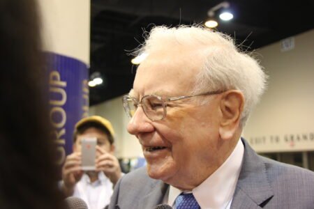3 Reasons Buying Warren Buffett’s Favorite Stock Is Smarter Than Investing in an S&P 500