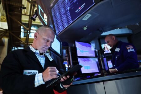 Stocks Close Lower as Big Tech Tumbles; Oil Rises on Middle East Tensions